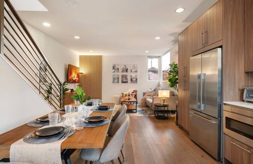 Lower Queen Anne Villa | Seattle Luxury | Space Needle | Walkable | Parking
