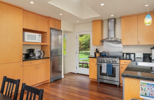 Columbia City House | Seattle Vacation Home: Bright 3 bedroom home with updated kitchen in Columbia City