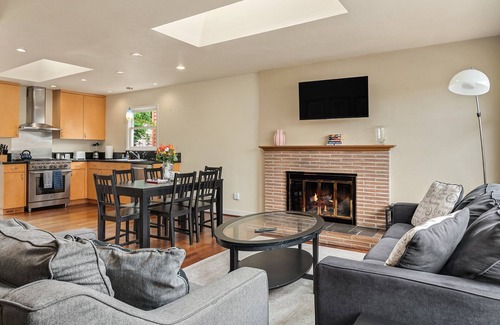 Columbia City House | Seattle Vacation Home: Bright 3 bedroom home with updated kitchen in Columbia City