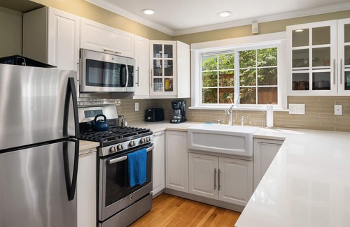 Miller Park House | Seattle Vacation Home: The Gallery - 3 bedrooms, each with en-suite bath!