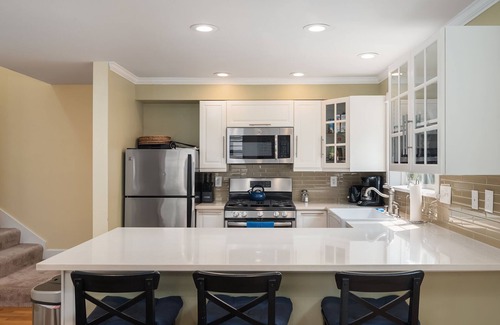 Miller Park House | Seattle Vacation Home: The Gallery - 3 bedrooms, each with en-suite bath!