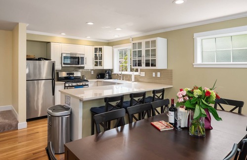 Miller Park House | Seattle Vacation Home: The Gallery - 3 bedrooms, each with en-suite bath!