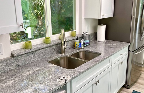 Englewood House | SeaTurtle 🐢Bayfront w/heated pool, steps to Beach, Sleeps 10, Pets🐾