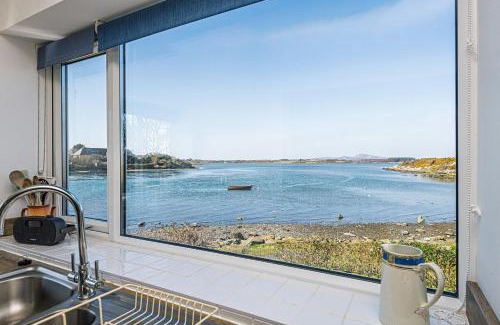 Caergeiliog House | Seaview