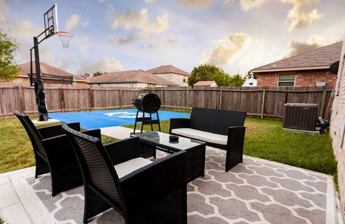 West San Antonio House | Seaworld BASKETBALL COURT|POOL TABLE