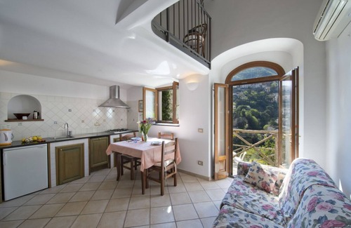 Arienzo Apartment | Sebastien Garden along via Marconi Positano