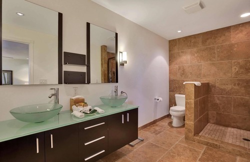 Kailua-Kona Bed & Breakfast | Secluded B&B Elegance on 3 Acres: 4 King Suites, Minutes from Beach & Kona!