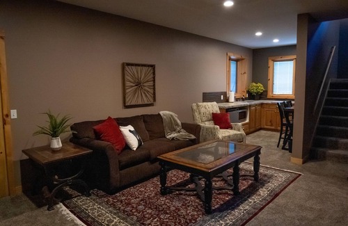 Salt Lake Mountain Resorts Cabin | Secluded big cabin within a mile of the resorts. looking for 30d+ rentals