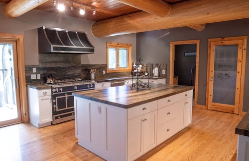 Salt Lake Mountain Resorts Cabin | Secluded big cabin within a mile of the resorts. looking for 30d+ rentals