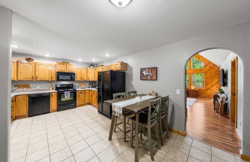 Cosby Cabin | Secluded Cabin-Game Room-2 King Beds-HotTub-MiniGolf-EV Charger-Cloud Ceiling