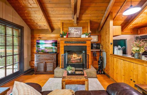 Sevierville House | Secluded Cabin in the Woods-Hot Tub-Quiet-Fireplace-Honeymoon