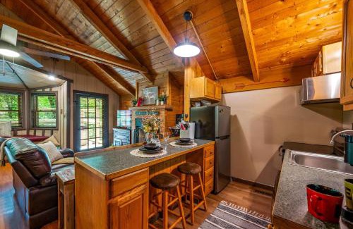 Sevierville House | Secluded Cabin in the Woods-Hot Tub-Quiet-Fireplace-Honeymoon