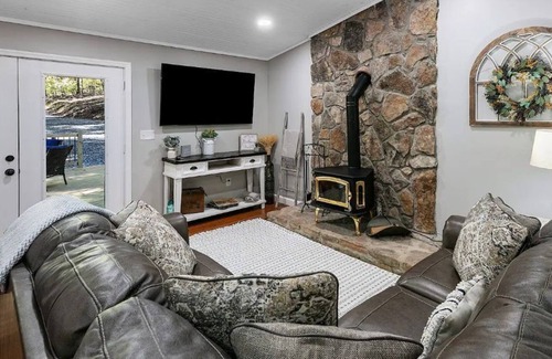 Louisville Cabin | Secluded Cabin on 10 Acres 15 Min from Everything