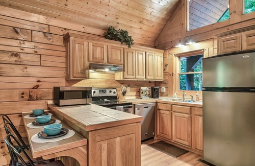 Wears Valley Cabin | Secluded Cabin w/Hot Tub, Minutes to Smoky Mtn NP