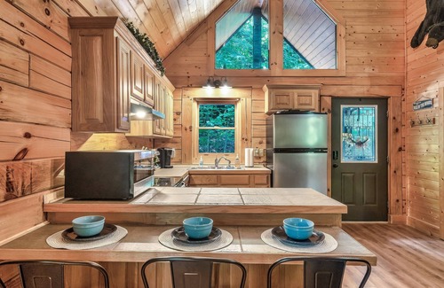 Wears Valley Cabin | Secluded Cabin w/Hot Tub, Minutes to Smoky Mtn NP