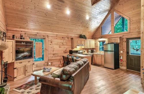Wears Valley Cabin | Secluded Cabin w/Hot Tub, Minutes to Smoky Mtn NP