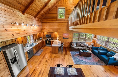 Gatlinburg - Pigeon Forge Cabin | Secluded Cabin with Mountain Views, Pool & Golf!