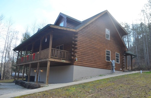 Logan Cabin | Secluded cozy cabin nestled among the hemlocks and rock formations in Hocking