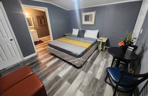 Raleigh Cottage | Secluded Cozy Guest house Newly Renovated 3BR/2BA