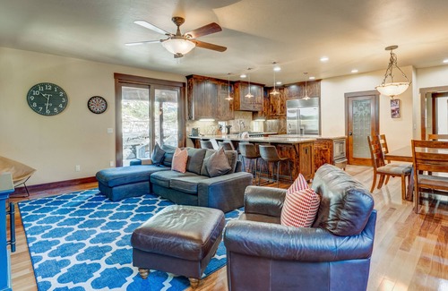 Pla-Vada Woodlands House | Secluded, dog-friendly home with a private hot tub, gas fireplace, washer/dryer