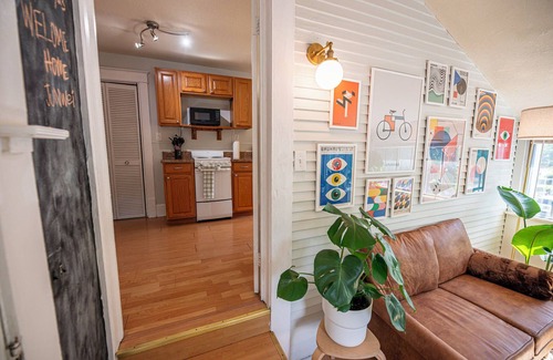 Thornton Park Apartment | Secluded Downtown Orlando Apt w/Lake Eola View, King Bed, and Free Parking