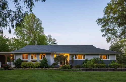 Logan House | Secluded & Fancy Lake House. Free kayaks & canoe!