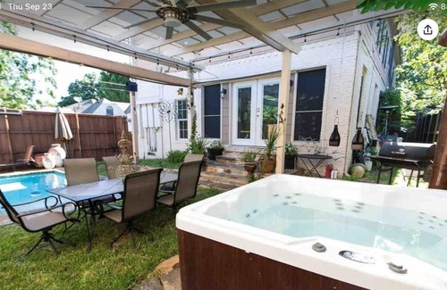 Kessler House | Secluded guest house with hot tub near Bishop Arts!