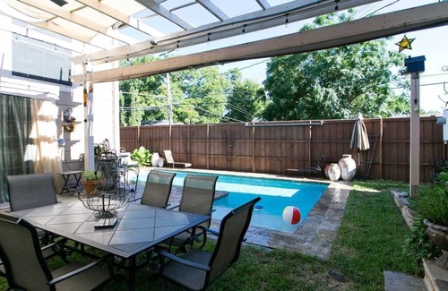 Kessler House | Secluded guest house with hot tub near Bishop Arts!