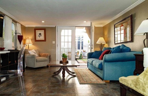 Kessler House | Secluded guest house with hot tub near Bishop Arts!