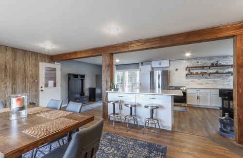 Tomahawk House | Secluded Lake Estate w Trails, Water Toys & Air Hockey!