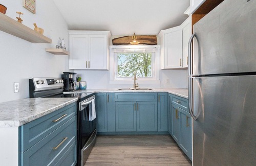 Lowbanks Cottage | Secluded Lakeview w/ hot tub & volleyball net on Lake Erie (Pet-Friendly!)