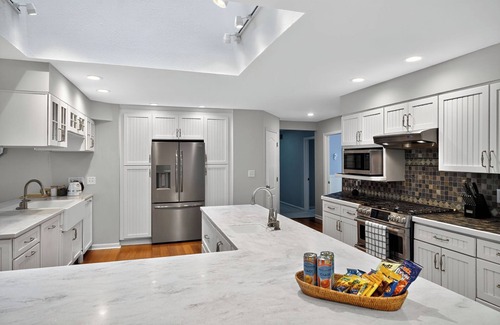 Niles House | Secluded Luxe 5BR Estate w/Pool, Wineries, Near ND