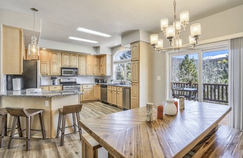 Rainbow Valley House | Secluded Modern Mountain Home, Views, Wifi, Hot Tub
