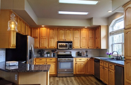 Rainbow Valley House | Secluded Modern Mountain Home, Views, Wifi, Hot Tub
