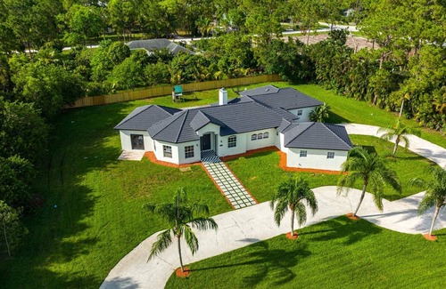 Hunt Club Villa | Secluded Modern Luxe Acre. Amazing Pool. Game Room