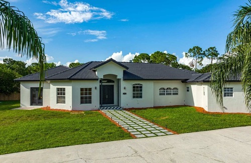 Hunt Club Villa | Secluded Modern Luxe Acre. Amazing Pool. Game Room
