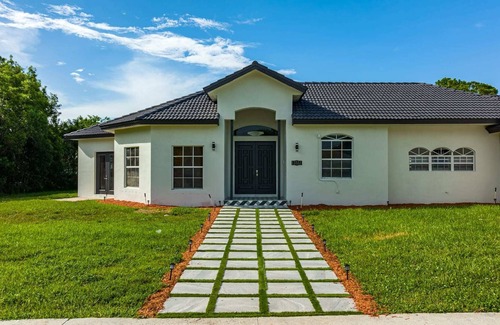 Hunt Club Villa | Secluded Modern Luxe Acre. Amazing Pool. Game Room