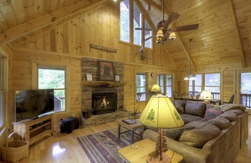 McCaysville Cabin | Secluded mountain home with firepit, views, and on the water!