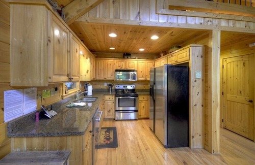 McCaysville Cabin | Secluded mountain home with firepit, views, and on the water!