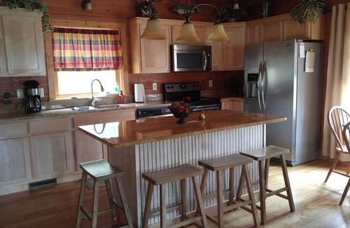 Bryson City Cabin | Secluded Mountainside Cabin, Close to Town, No 4 wheel drive needed! Hot Tub!