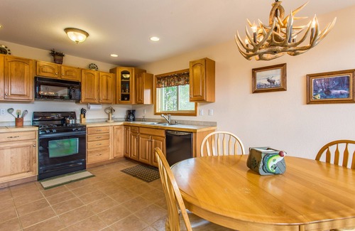 Woodland Park Cabin | Secluded Mtn cabin on 35 acres! Pikes peak view, Hottub,close to attractions!