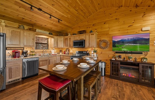 Gatlinburg - Pigeon Forge Cabin | Secluded retreat/Breathtaking views!/Hot tub/King beds/Fire pit/Mins to GB PF