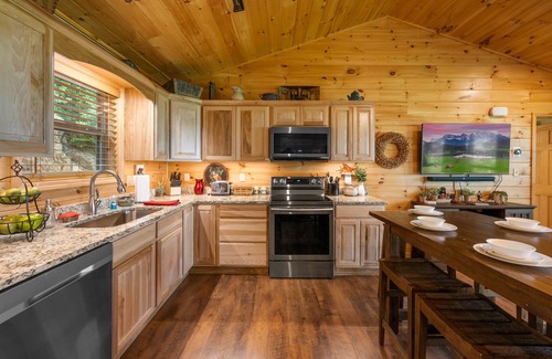 Gatlinburg - Pigeon Forge Cabin | Secluded retreat/Breathtaking views!/Hot tub/King beds/Fire pit/Mins to GB PF