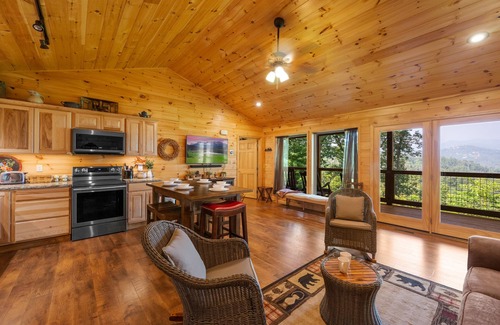 Gatlinburg - Pigeon Forge Cabin | Secluded retreat/Breathtaking views!/Hot tub/King beds/Fire pit/Mins to GB PF