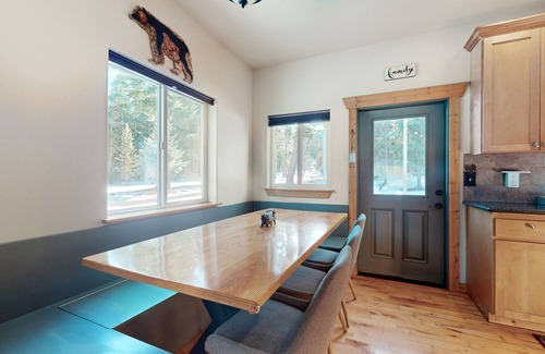 Cle Elum House | Secluded retreat with stunning views, private hot tub, game room & fireplace