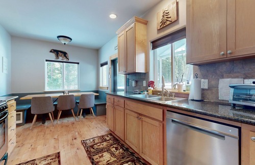 Cle Elum House | Secluded retreat with stunning views, private hot tub, game room & fireplace