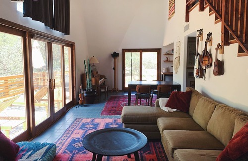Mariposa House | Secluded Riverfront Cabin Near Yosemite