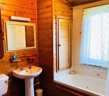 Allerthorpe Ski Chalet | Secluded Rustic Cabin - A Digital Detox Paradise.