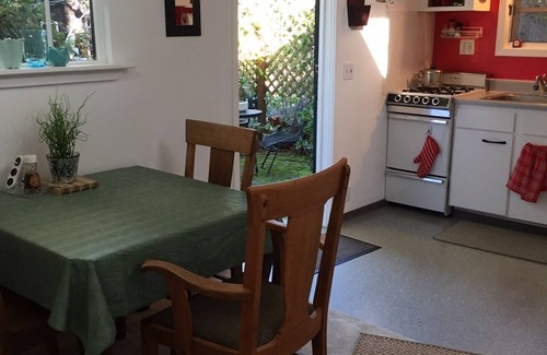 College Terrace Cottage | Secluded stand alone cottage 1/2 block from Stanford Campus