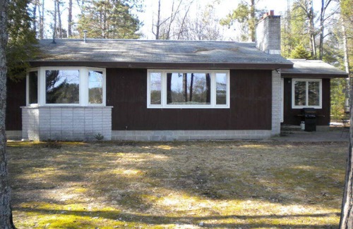 Lewiston House | Secluded Tee Lakeside House, Lewiston Michigan